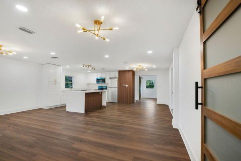 House in Orlando, Florida 5 bedrooms, 235.6 sq.m. № 2405779 - photo 12