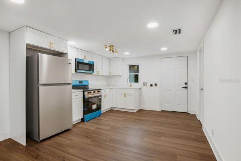 House in Orlando, Florida 5 bedrooms, 235.6 sq.m. № 2405779 - photo 21