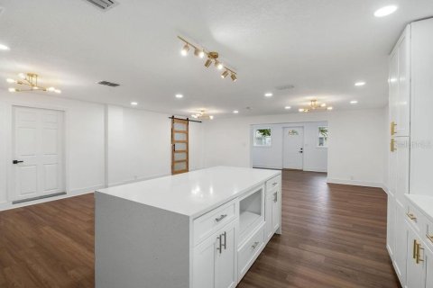 House in Orlando, Florida 5 bedrooms, 235.6 sq.m. № 2405779 - photo 10