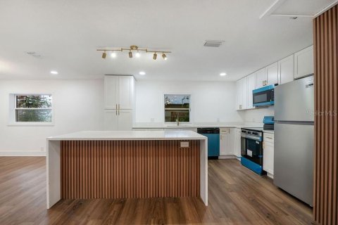 House in Orlando, Florida 5 bedrooms, 235.6 sq.m. № 2405779 - photo 8