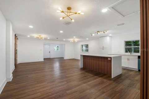 House in Orlando, Florida 5 bedrooms, 235.6 sq.m. № 2405779 - photo 9