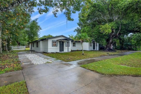 House in Orlando, Florida 5 bedrooms, 235.6 sq.m. № 2405779 - photo 2