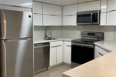 Copropriété à louer à Doral, Floride: 2 chambres, 111.2 m2 № 1855358 - photo 2