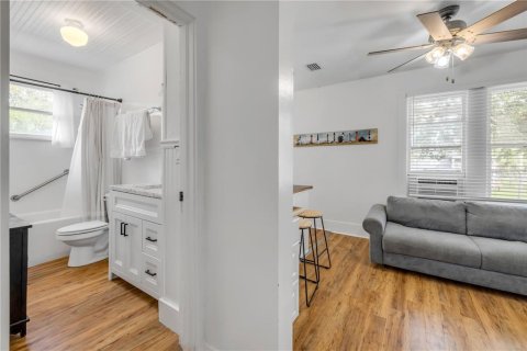Propiedad comercial en venta en New Smyrna Beach, Florida, 4 dormitorios, 210.7 m2 № 2330449 - foto 28