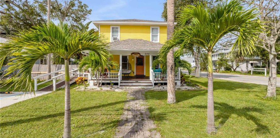 Propiedad comercial en New Smyrna Beach, Florida 4 dormitorios, 210.7 m2 № 2330449