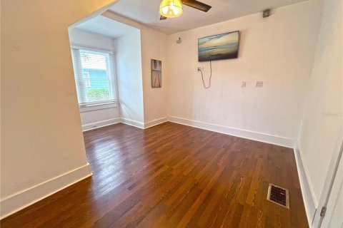 Propiedad comercial en venta en New Smyrna Beach, Florida, 4 dormitorios, 210.7 m2 № 2330449 - foto 18