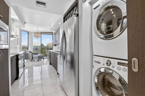 Condo in Aventura, Florida, 2 bedrooms  № 2061759 - photo 24