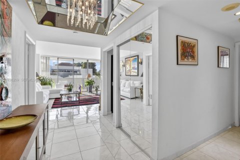 Condo in Aventura, Florida, 2 bedrooms  № 2061759 - photo 26