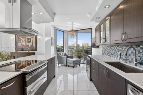 Condo in Aventura, Florida, 2 bedrooms  № 2061759 - photo 22