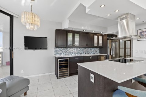 Condo in Aventura, Florida, 2 bedrooms  № 2061759 - photo 17