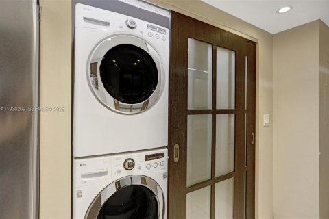 Condo in Aventura, Florida, 2 bedrooms  № 2061759 - photo 25