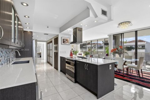 Condo in Aventura, Florida, 2 bedrooms  № 2061759 - photo 18