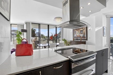 Condo in Aventura, Florida, 2 bedrooms  № 2061759 - photo 19