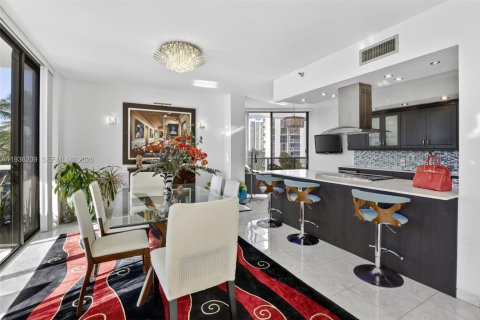 Condo in Aventura, Florida, 2 bedrooms  № 2061759 - photo 11