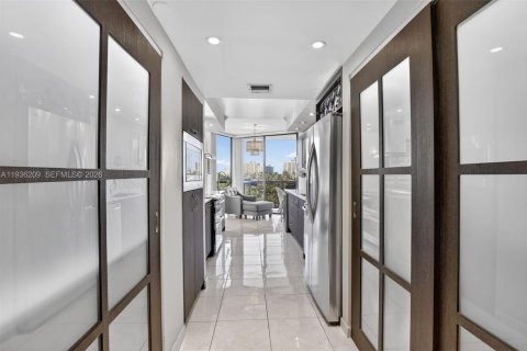 Condo in Aventura, Florida, 2 bedrooms  № 2061759 - photo 21