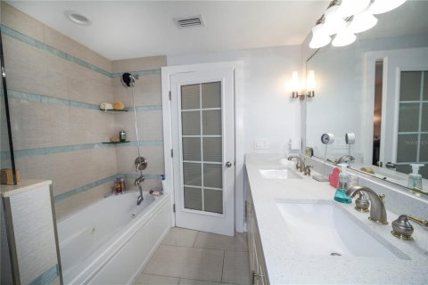 House in Sarasota, Florida 3 bedrooms, 187.11 sq.m. № 2102299 - photo 14