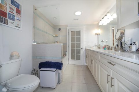 House in Sarasota, Florida 3 bedrooms, 187.11 sq.m. № 2102299 - photo 13
