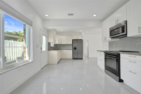 Купить виллу или дом в Норт-Майами, Флорида 3 спальни, 203.27м2, № 2008530 - фото 17