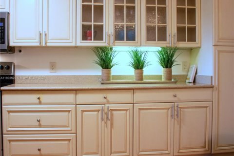 Condo in Vero Beach, Florida, 2 bedrooms  № 2059917 - photo 11