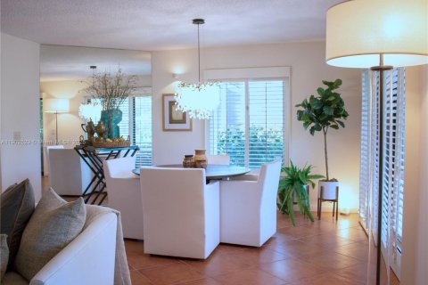 Condo in Vero Beach, Florida, 2 bedrooms  № 2059917 - photo 10