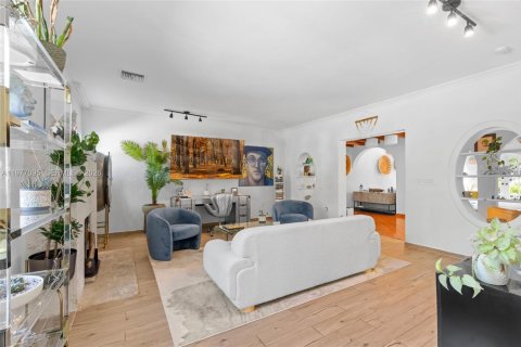 House in Miami, Florida 4 bedrooms, 269.23 sq.m. № 2042398 - photo 7