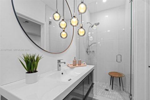 House in Miami, Florida 4 bedrooms, 269.23 sq.m. № 2042398 - photo 30