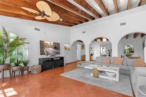 House in Miami, Florida 4 bedrooms, 269.23 sq.m. № 2042398 - photo 17