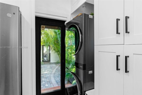 House in Miami, Florida 4 bedrooms, 269.23 sq.m. № 2042398 - photo 23