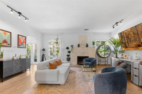 House in Miami, Florida 4 bedrooms, 269.23 sq.m. № 2042398 - photo 10