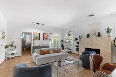 House in Miami, Florida 4 bedrooms, 269.23 sq.m. № 2042398 - photo 9