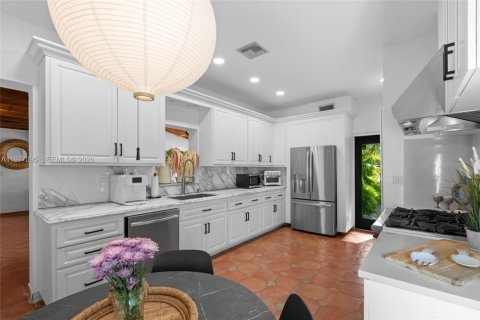 House in Miami, Florida 4 bedrooms, 269.23 sq.m. № 2042398 - photo 21