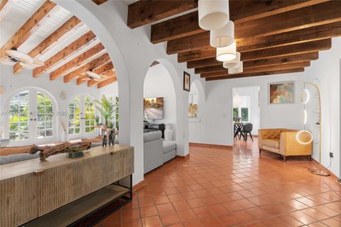 House in Miami, Florida 4 bedrooms, 269.23 sq.m. № 2042398 - photo 13