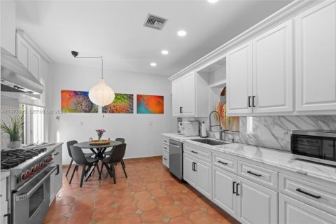 House in Miami, Florida 4 bedrooms, 269.23 sq.m. № 2042398 - photo 22