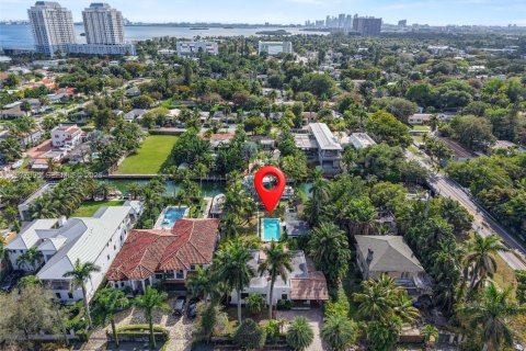 House in Miami, Florida 4 bedrooms, 269.23 sq.m. № 2042398