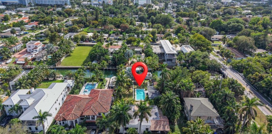 House in Miami, Florida 4 bedrooms, 269.23 sq.m. № 2042398