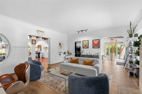 House in Miami, Florida 4 bedrooms, 269.23 sq.m. № 2042398 - photo 8