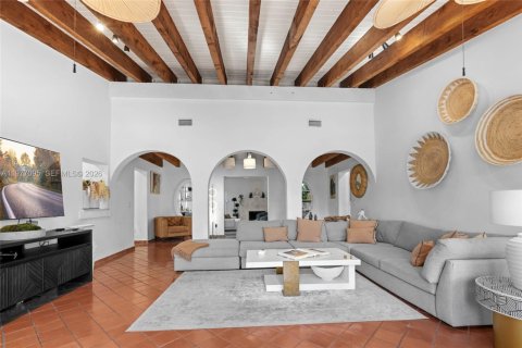 House in Miami, Florida 4 bedrooms, 269.23 sq.m. № 2042398 - photo 18