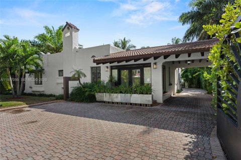 House in Miami, Florida 4 bedrooms, 269.23 sq.m. № 2042398 - photo 3