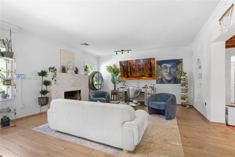 House in Miami, Florida 4 bedrooms, 269.23 sq.m. № 2042398 - photo 11