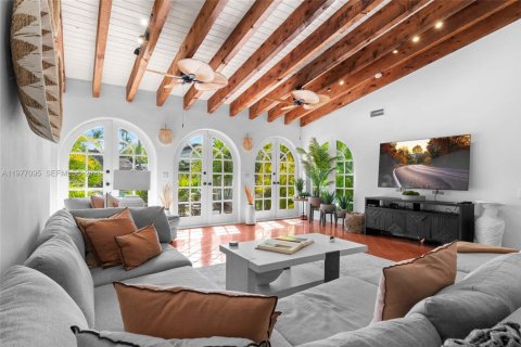 House in Miami, Florida 4 bedrooms, 269.23 sq.m. № 2042398 - photo 14