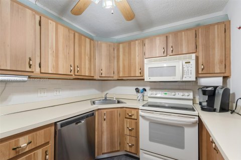 Condo in Greenacres, Florida, 2 bedrooms  № 1860919 - photo 12