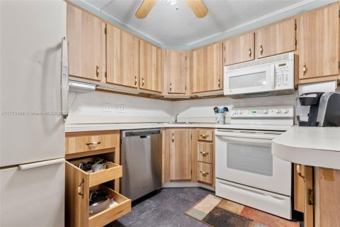 Condo in Greenacres, Florida, 2 bedrooms  № 1860919 - photo 13