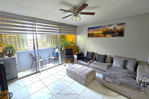 Condo in Hialeah, Florida, 2 bedrooms  № 1977136 - photo 3