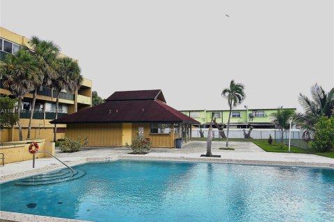 Condo in Hialeah, Florida, 2 bedrooms  № 1977136 - photo 11