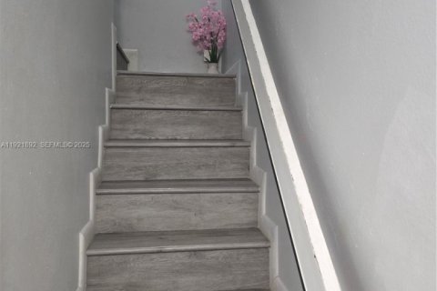 Condo in Hialeah, Florida, 2 bedrooms  № 1977136 - photo 5