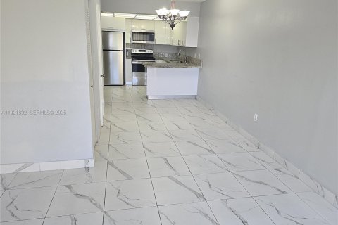 Condo in Hialeah, Florida, 2 bedrooms  № 1977136 - photo 13