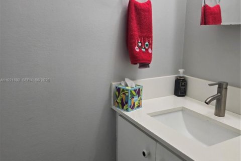 Condo in Hialeah, Florida, 2 bedrooms  № 1977136 - photo 9