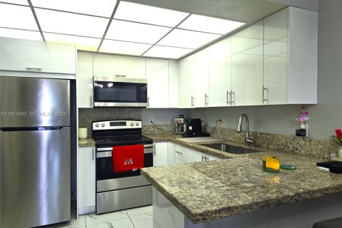 Condo in Hialeah, Florida, 2 bedrooms  № 1977136 - photo 1