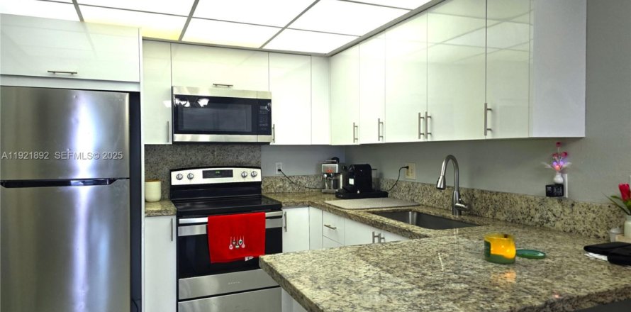Condo in Hialeah, Florida, 2 bedrooms  № 1977136