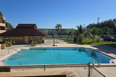 Condo in Hialeah, Florida, 2 bedrooms  № 1977136 - photo 14